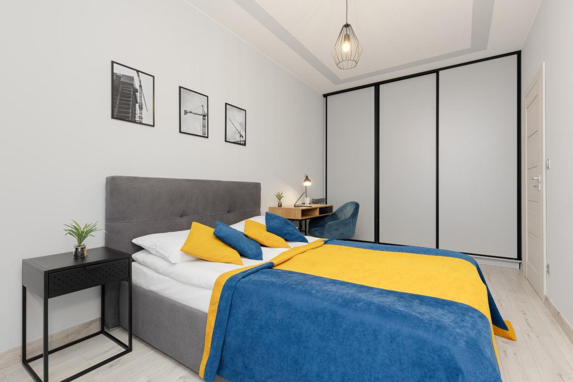 Apartment Ideal For Remote Work With Furnished Balcony And Parking By Renters *