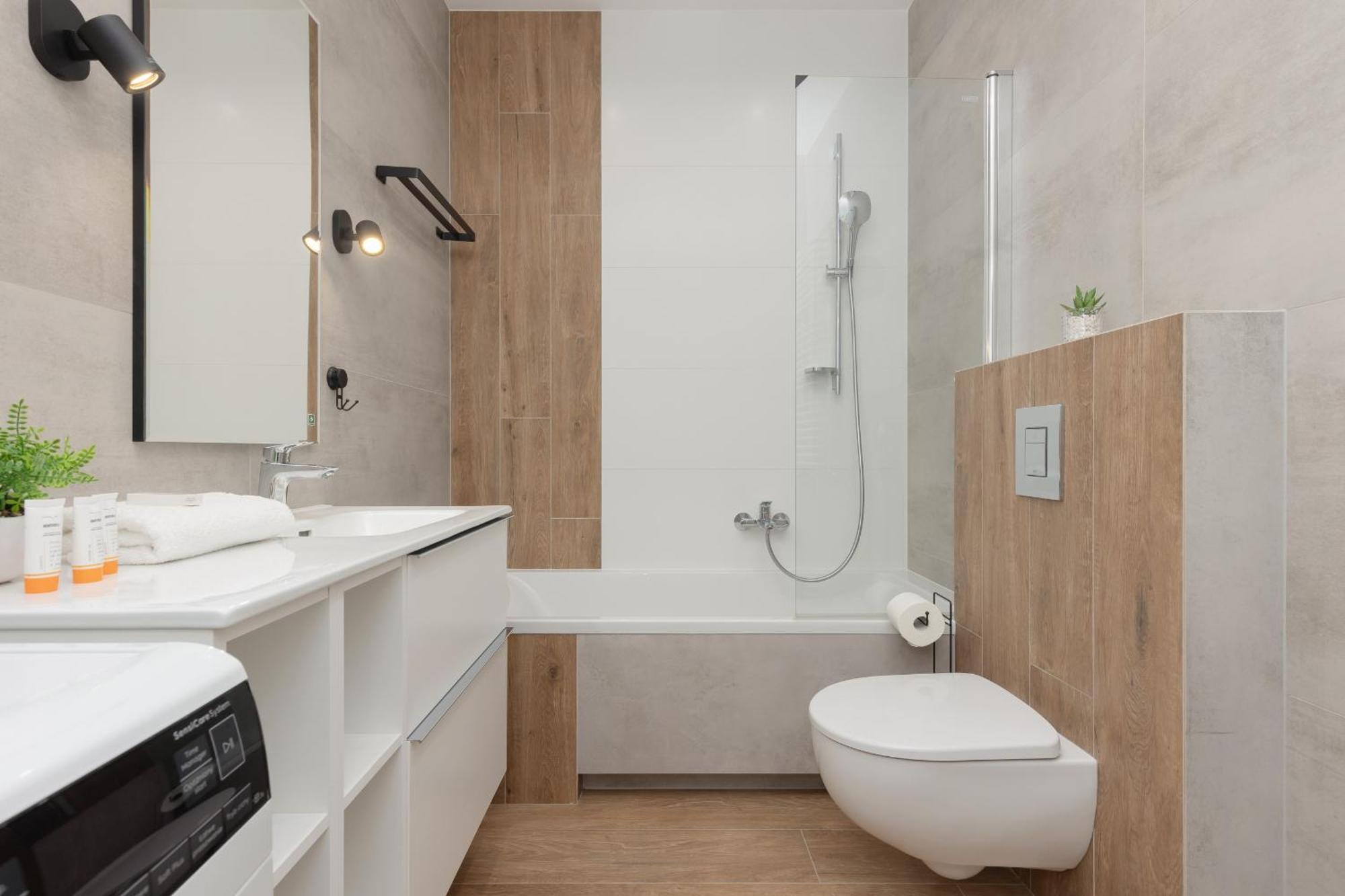 Apartment Ideal For Remote Work With Furnished Balcony And Parking By Renters *
