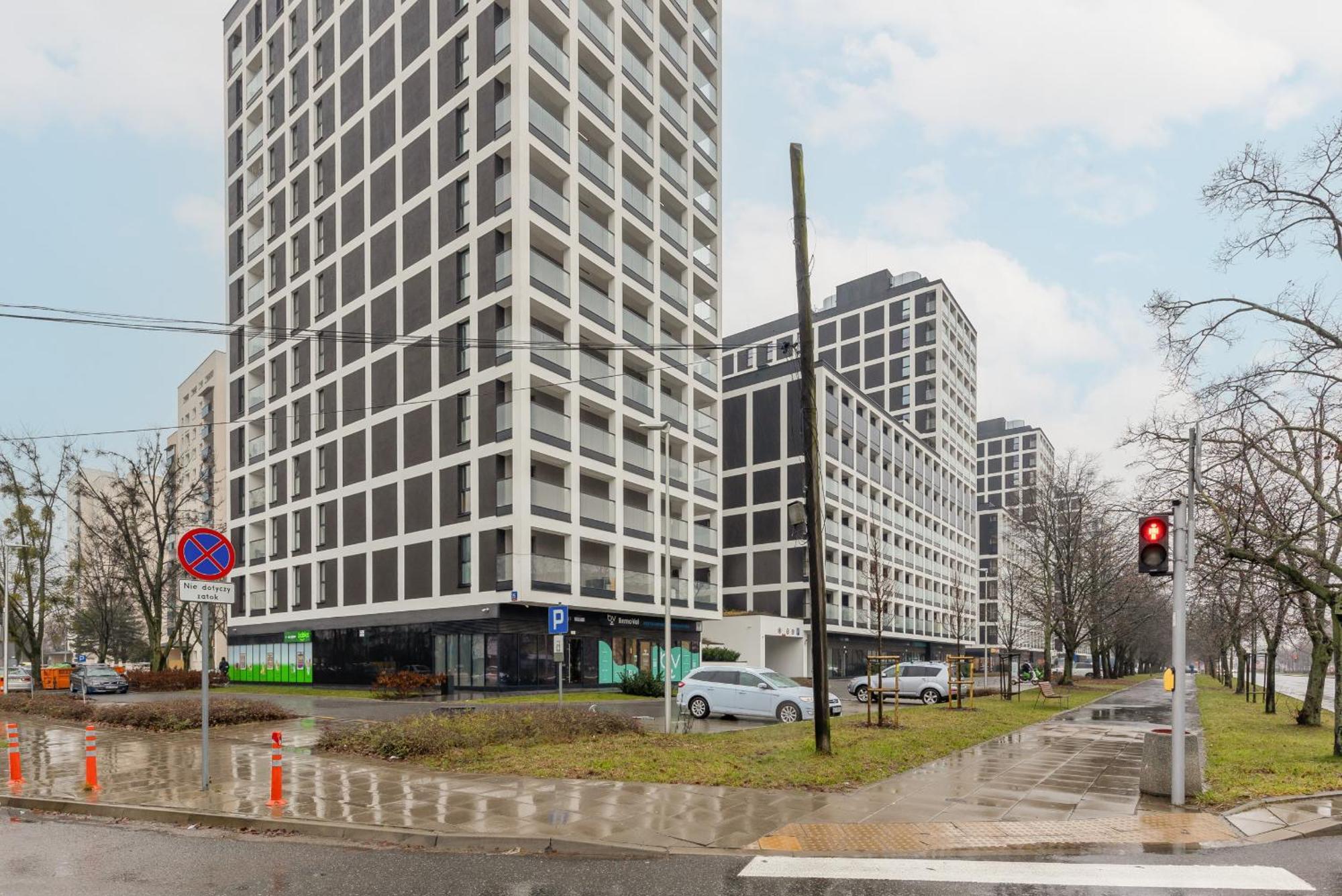 Ideal For Remote Work With Furnished Balcony And Parking By Renters