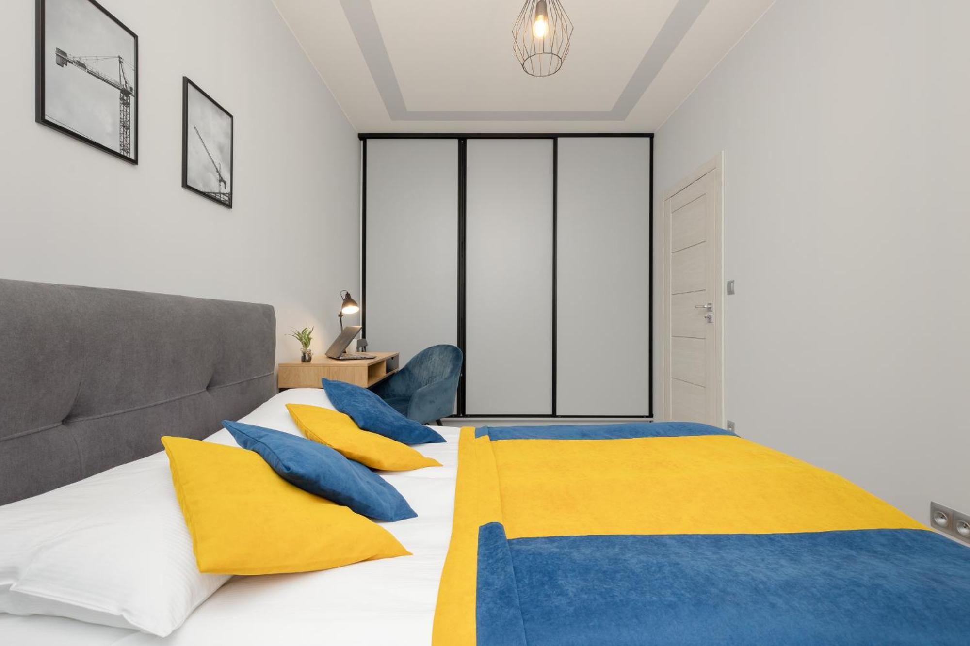 Apartment Ideal For Remote Work With Furnished Balcony And Parking By Renters *