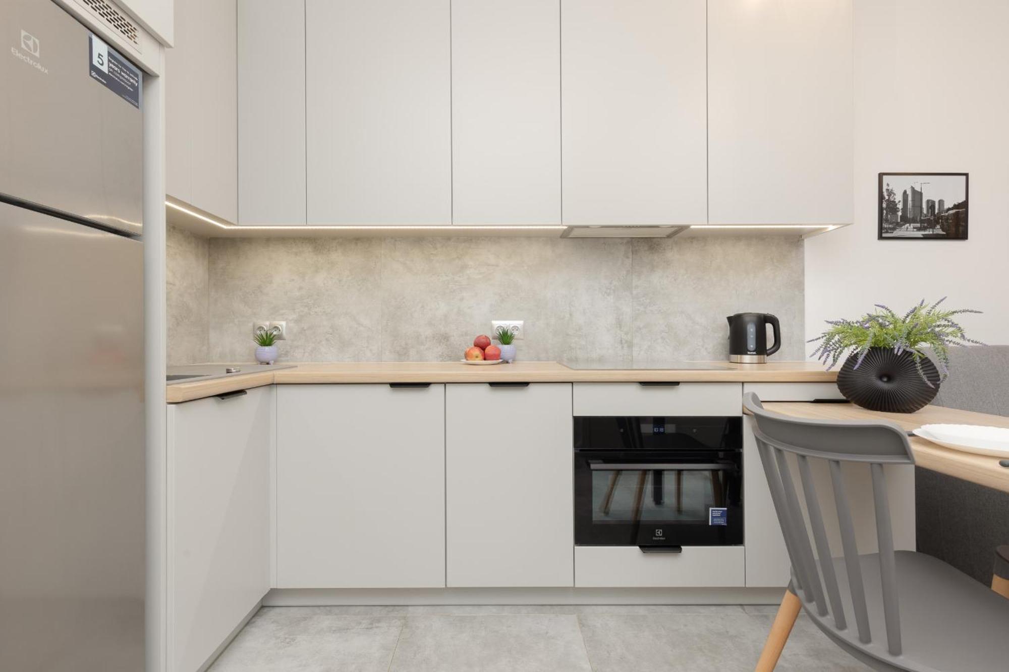 Ideal For Remote Work With Furnished Balcony And Parking By Renters *