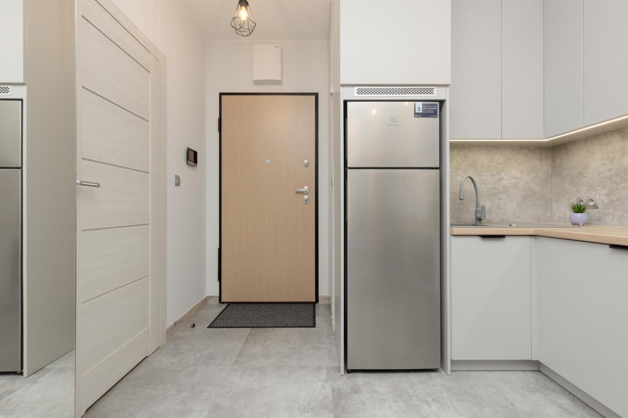 Ideal For Remote Work With Furnished Balcony And Parking By Renters Apartment Warschau