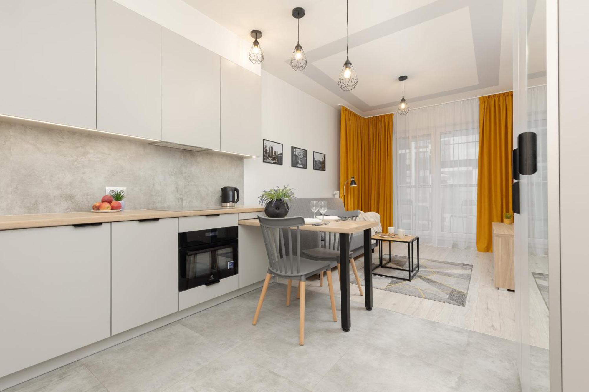 Apartment Ideal For Remote Work With Furnished Balcony And Parking By Renters *