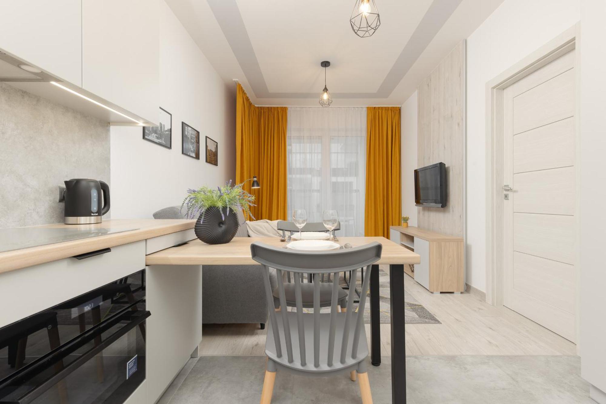 Ideal For Remote Work With Furnished Balcony And Parking By Renters *