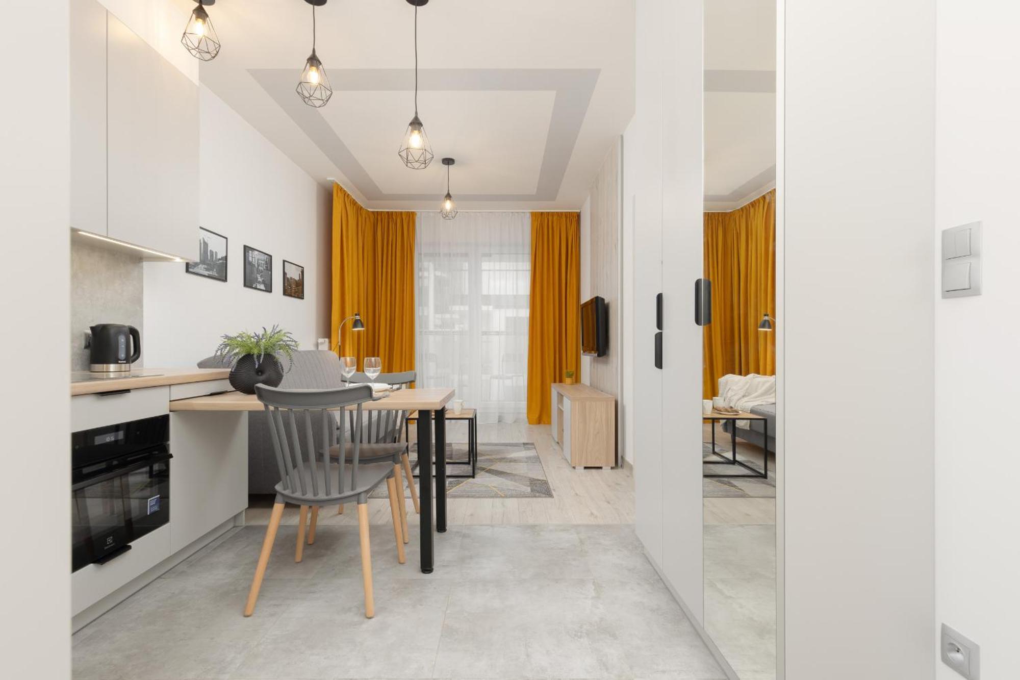 Ideal For Remote Work With Furnished Balcony And Parking By Renters * Warschau