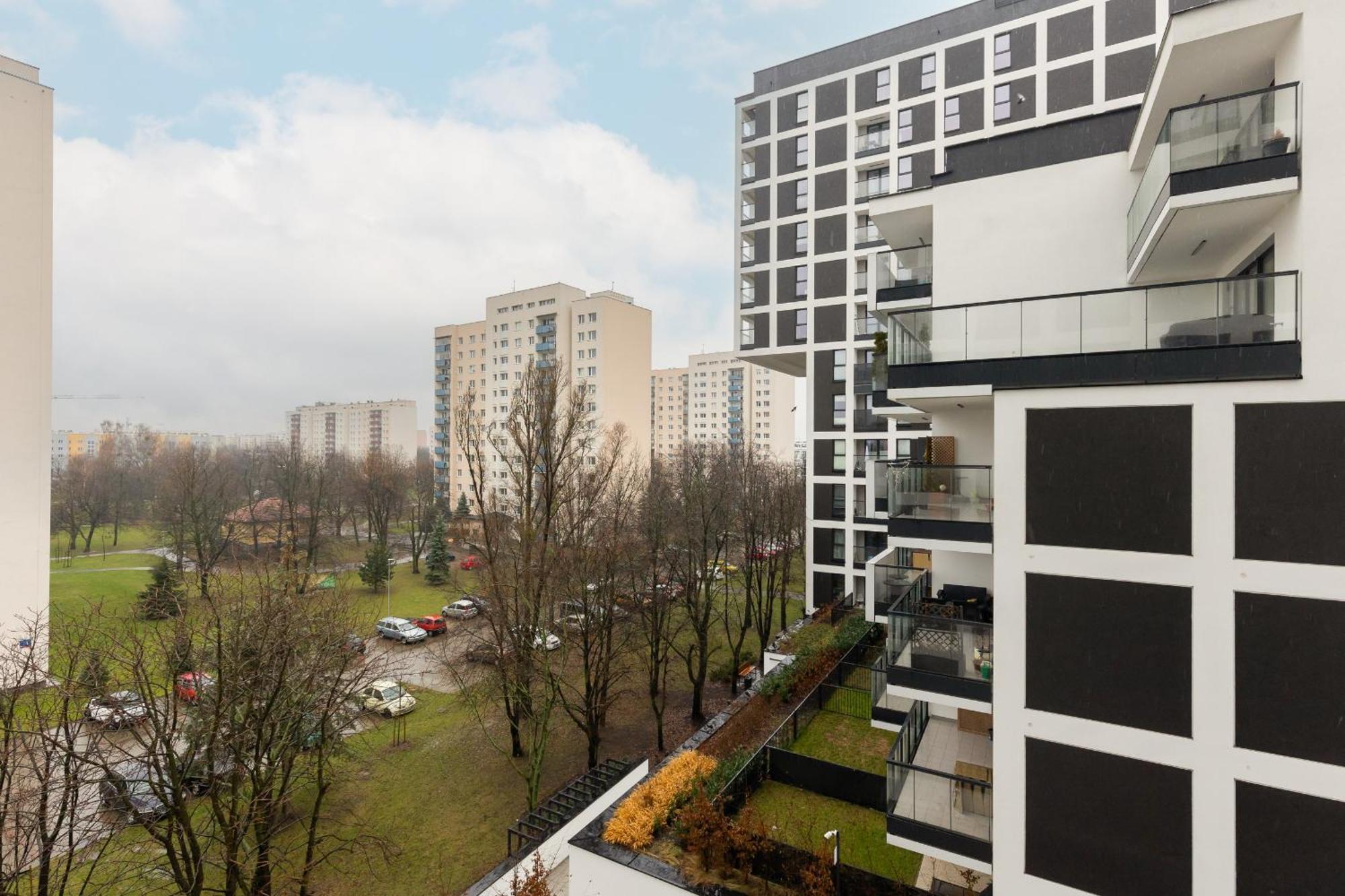 Ideal For Remote Work With Furnished Balcony And Parking By Renters Apartment Warschau
