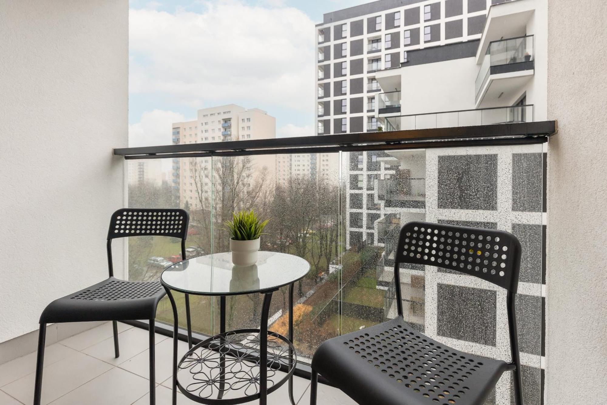 Ideal For Remote Work With Furnished Balcony And Parking By Renters Warschau